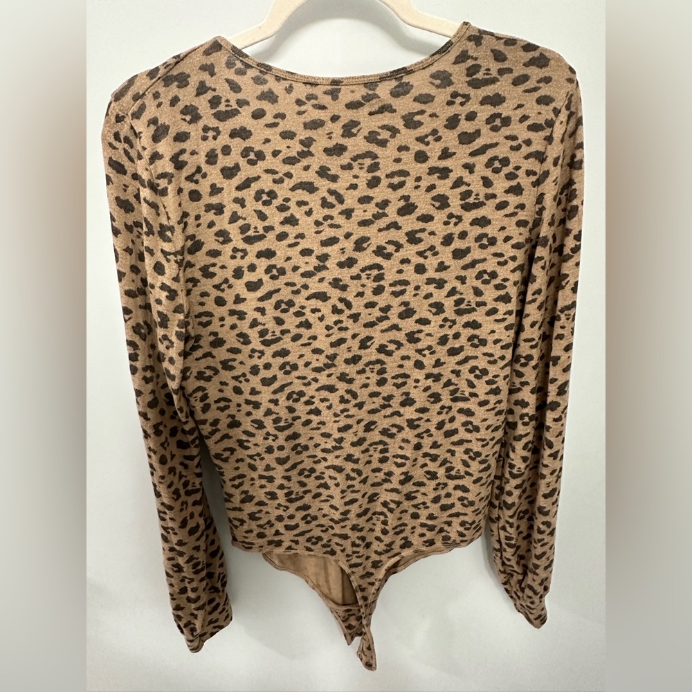 8/$20 Abercrombie & Fitch Tan Leopard Long Sleeve Top - Picture 2 of 3